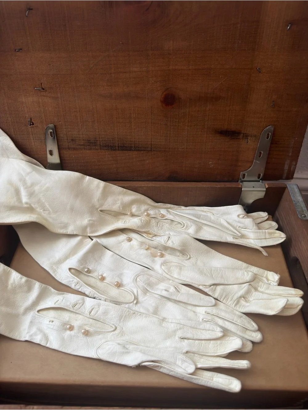 Vintage early 19th c white kid leather mousquetaire opera gloves 2 pairs